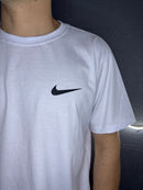 Camiseta Nike C/ Estampa na Costa